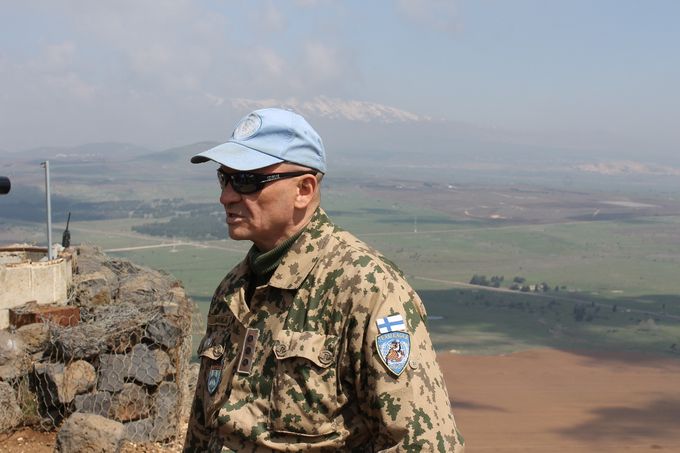 Tapasimme Mount Bentalilla suomalaisen sotilastarkkailijan, team Eagelin ryhmänjohtajan kapteeni Vesa Harjulan. Mielenkiinnolla kuuntelimme  Rehulan esitystä tämän hetkisestä tilanteesta. 