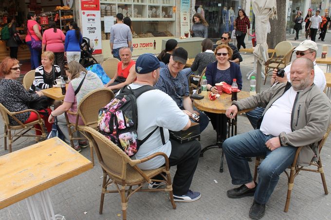 Paluumatkalla pysähdys Jaffa kadulla kahvilassa.