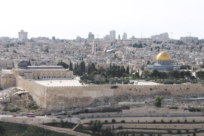 Torstaina siirryttiin Kuolleen meren kelluttelun jälkeen Jerusalemiin, josta ihailimme kaupunkia Öljymäeltä.