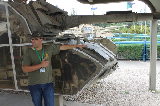 Lauantaina matkalla Tel Aviviin, tutustuimme Israelin Parolaan. Latrunissa sijaitsevaan panssarimuseoon.  Opas Joni selvitti panssarien saloja erittäin mielenkiintoisella ja ammattimaisella tavalla.