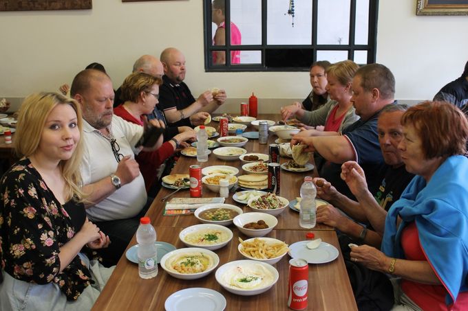 Jaffassa nautittiin mieliinjäänyt lounas Abu Hasan- Ali Karavan humusravintolassa. Kyseinen suosittu arabiravintola oli sapatin johdosta tupaten täynnä lähinnä juutalaisista.Vasemmalla pöydän päässä pöydän varannut matkanjohtajan tytär, Israelissa sisustussuunnittelua  opiskeleva Susanna.