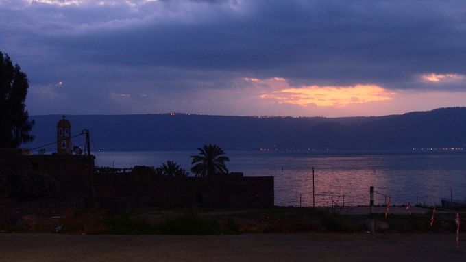 Ilta alkaa hämärtää ja valot Golanilla alkavat tuikkia järven toisella puolella. Kuva Aulis Kemppinen 2016.