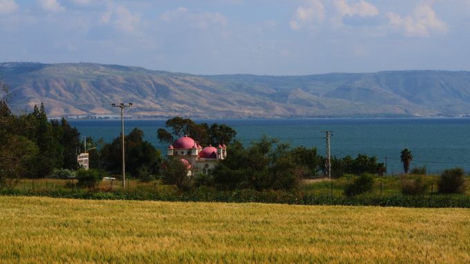Ortodoksikirkko lähellä Kapernaumia. Kuva pyöräilypäivältä Golanilta Tiberiakseen. Aulis Kemppinen 2016.