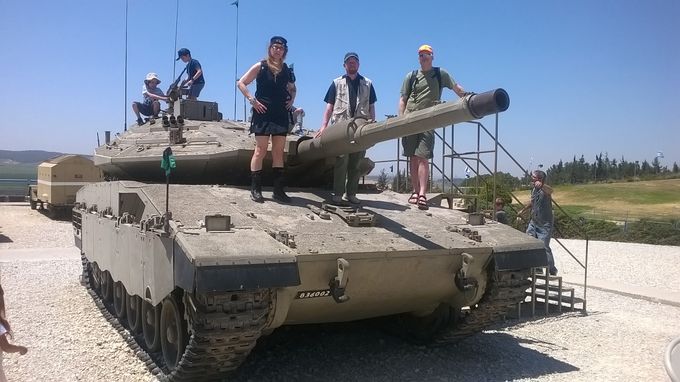 Latrun Panssarimuseossa Merkava 4 tankin päällä, Susa, Konsta ja Jape. 
