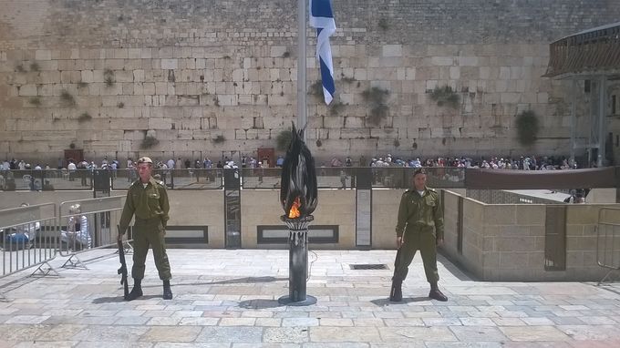 Jerusalemissa vierailtiin monissa kaupungin merkittävissäkohteissa.. Tässä kuvassa IDF:n sotilaat kunniavartiossa itkumuurilla kaatuneiden muistopäivänä.