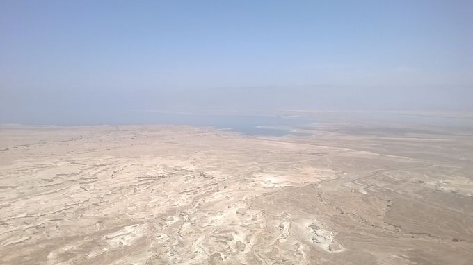 Masadan vuorilinnoitukselta oli upeat näkymät Kuolleelle merelle, jossa käytiin myös kellumassa.