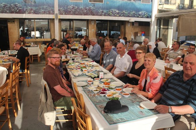 Jaffassa viimeisenä iltana söimme päivällisen libanonilaiseen tapaan Old man at the sea ravintolassa.Kuva Iina Martikainen.