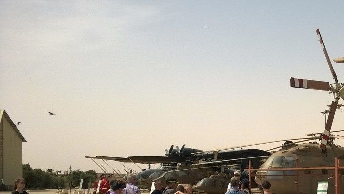 Edessä oikealla oleva Super Perlon helikopteri, oli juuri sama, jolla Egyptin presidentti Sadat ja Israelin pääministeri Begin lensivät yhdessä ja vierailivat mm. viereisessä Hatserimin tukikohdassa 1979. Rauhansopimus allekirjoitettiin Egyptin ja Israelin kesken. 