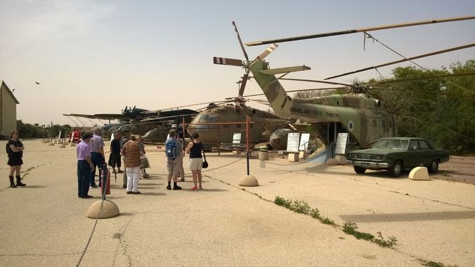 Edessä oikealla oleva Super Perlon helikopteri, oli juuri sama, jolla Egyptin presidentti Sadat ja Israelin pääministeri Begin lensivät yhdessä ja vierailivat mm. viereisessä Hatserimin tukikohdassa 1979. Rauhansopimus allekirjoitettiin Egyptin ja Israelin kesken. 