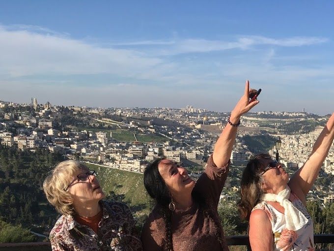 Tiistaina kävimme osalla porukalla Jerusalemissa. Naiset innoissaan isosta kurkiparvesta, joka lienee matkalla Suomeen.