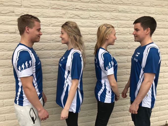 Kuvissa koot vasemmalta M, XXL, S ja XXL. Kuten kuvista näkyy, paita on ryhdikäs myös XXL koossa.
