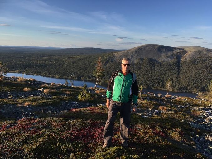 Ilkan ja Eskon vaellusmatka alkoi heti eka päivänä Äkäslompolon Kellostapulilla, taustalla Kesänki tunturi. Ruska oli juuri alkamassa.