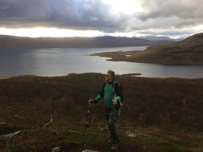 Maittavan seisovan pöydän antimien jälkeen lähdimme kipuamaan yli 1000 m merenpinnasta olevalle tunturille. Nousua 500 m Kilpisjärven retkeilymajalta.